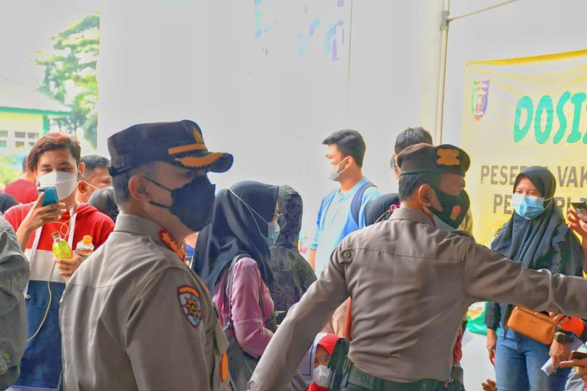 Polisi tertibkan kerumunan vaksinasi massal di RSUDAM
