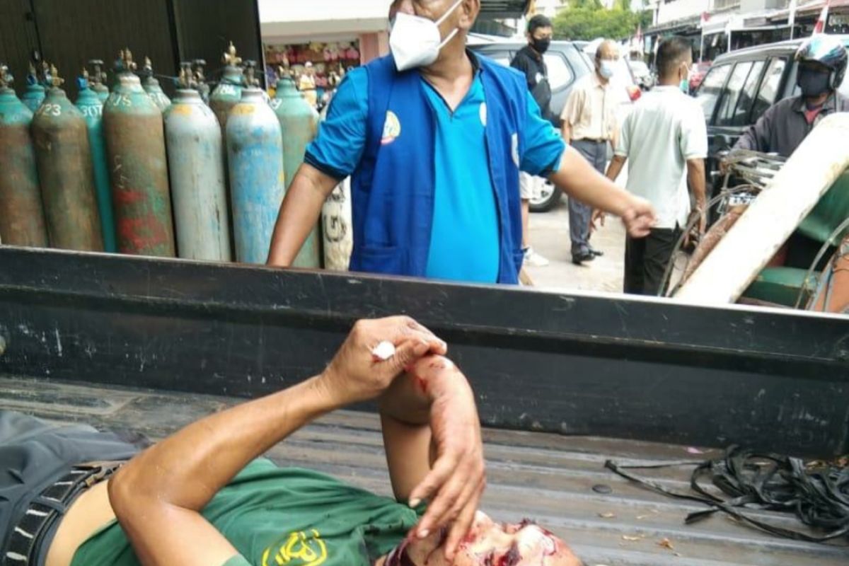 Seorang pekerja luka berat saat tabung oksigen meledak