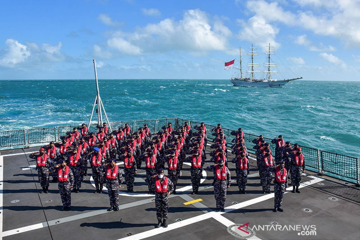 KRI RE Martadinata latihan bersama KRI Bimasuci di Laut Arafuru