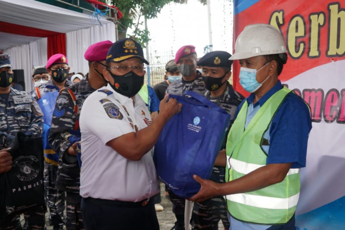 Kemenhub-TNI AL gelar vaksinasi di Pelabuhan Ketapang Jatim