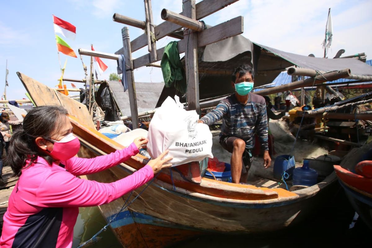Ketum Bhayangkari 'blusukan' bagikan bansos kepada nelayan Muara Angke