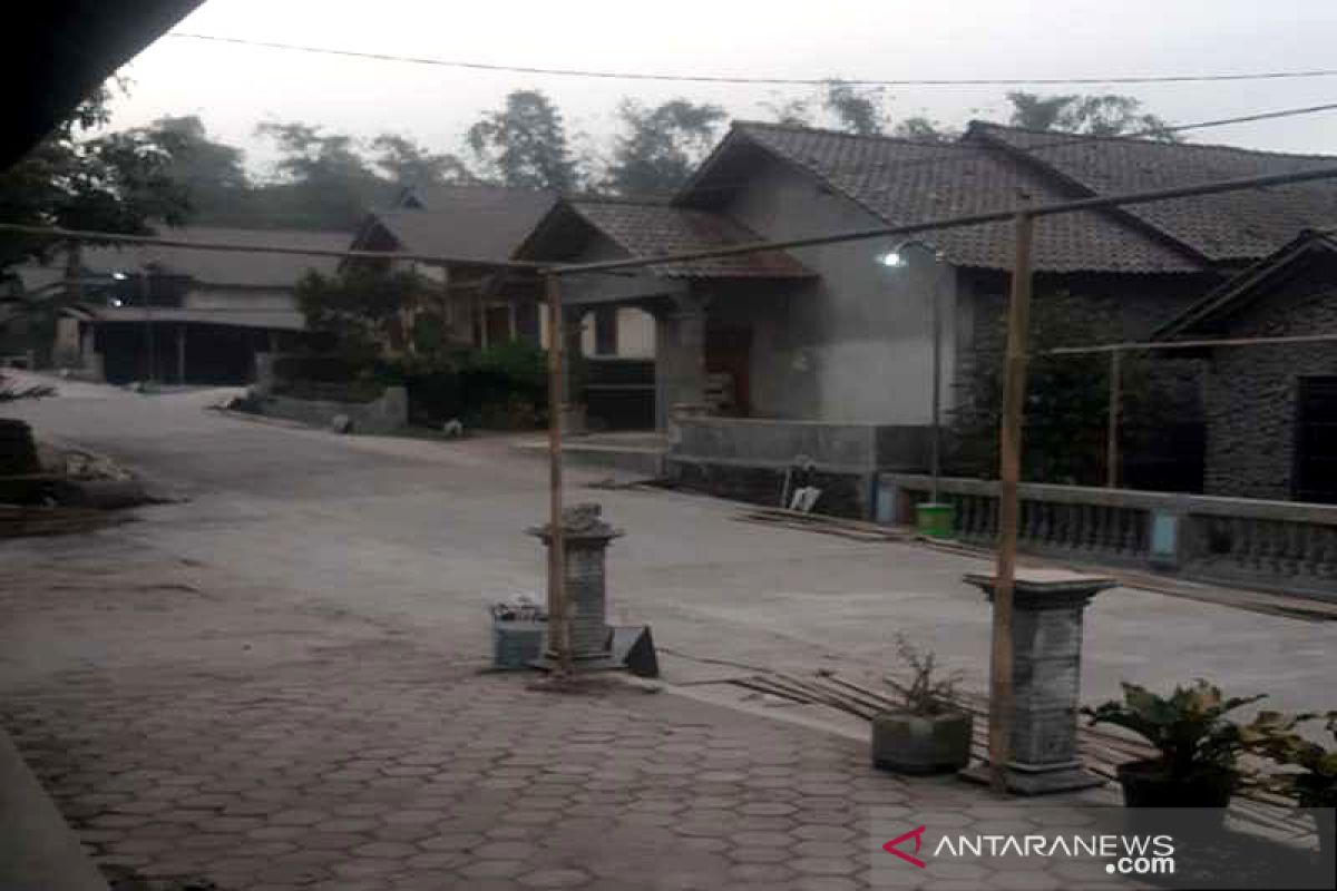 Hujan abu Merapi guyur sebagian wilayah Kabupaten Magelang