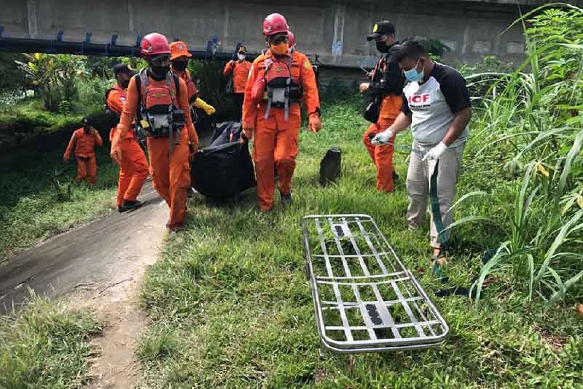 Tim SAR evakuasi jenazah korban tenggelam di sungai