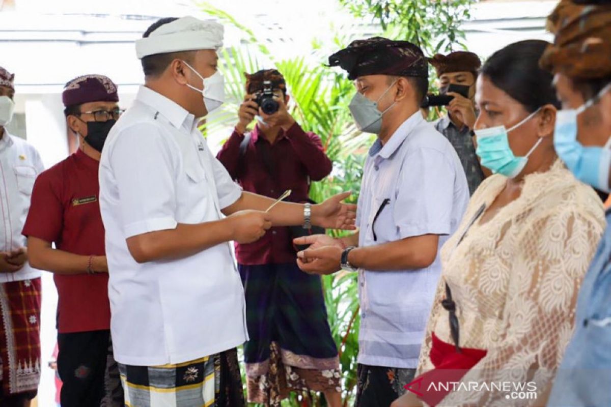 Bupati Gianyar bantu dana untuk pedagang pasar Blahbatuh