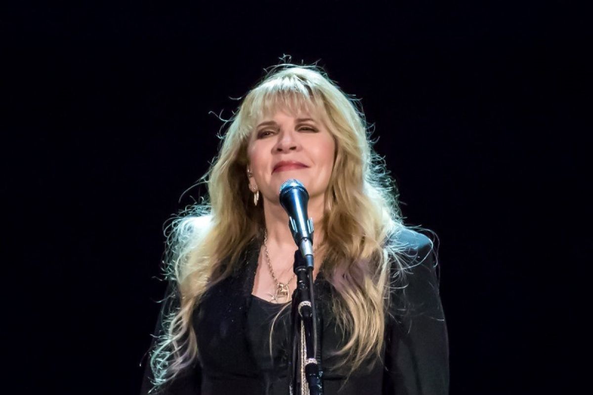 Stevie Nicks batal tampil di lima festival musik karena khawatir COVID-19