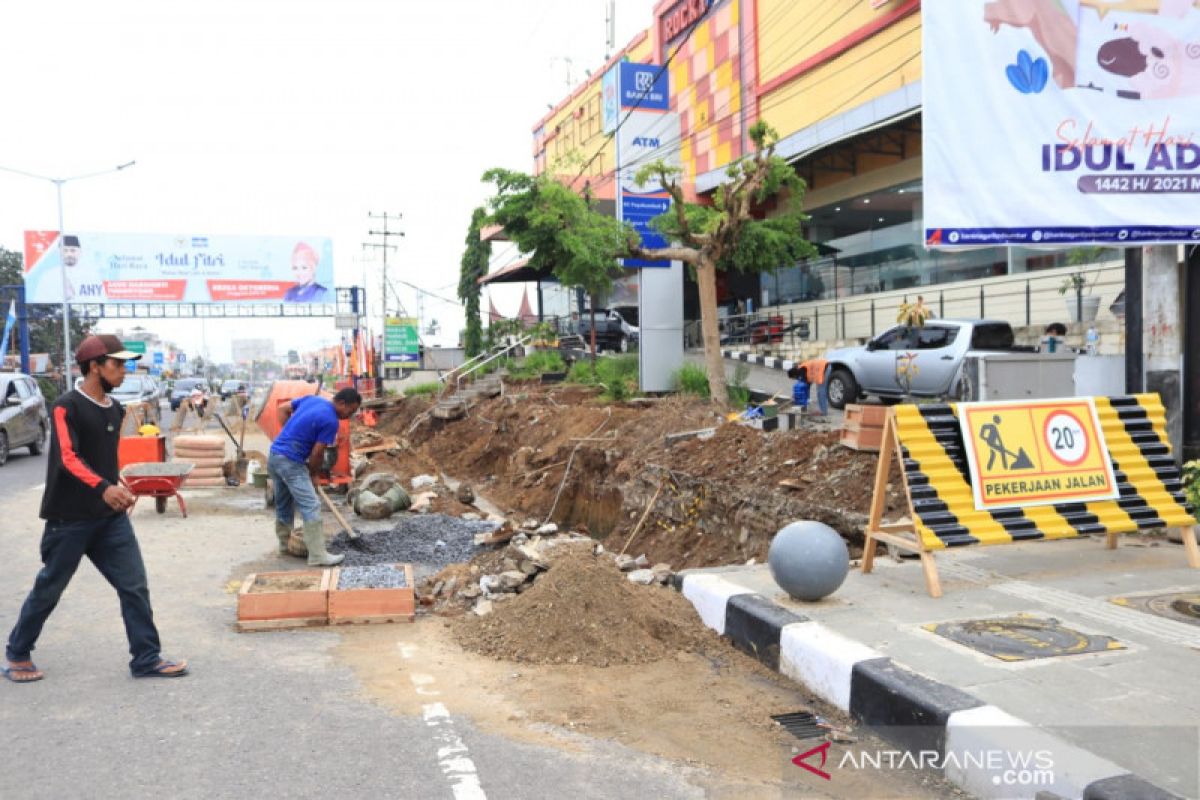 Kembali dilanjutkan pembangunan pedestrian di jalan utama Kota Payakumbuh
