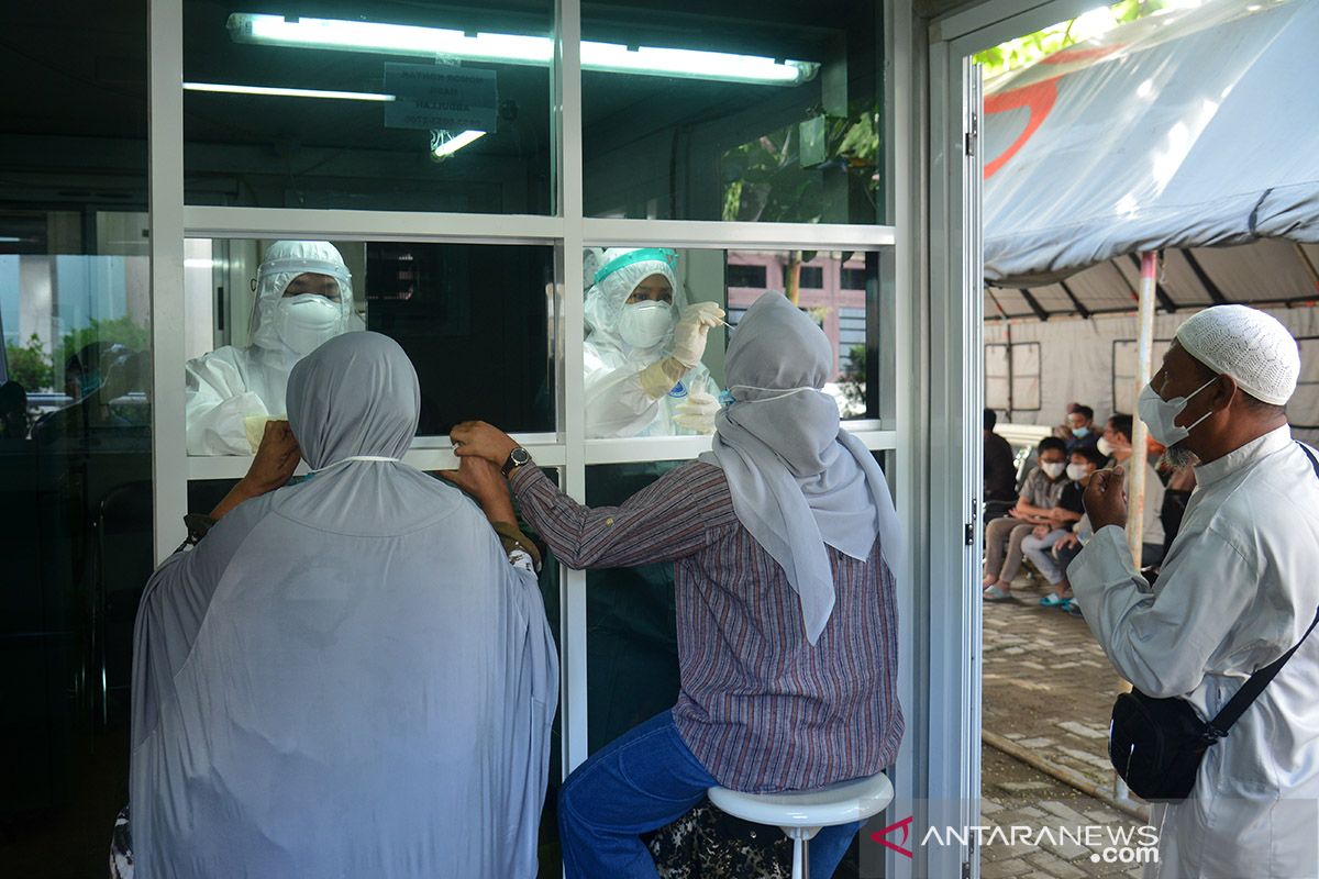 Antrean usap Antigen di Labkesda Aceh