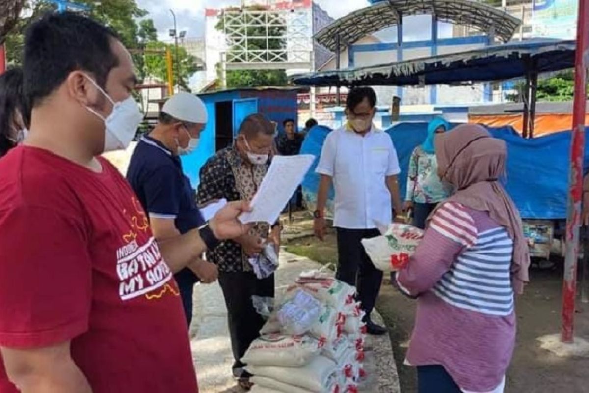 Sembuh dari COVID-19, keluarga ini berbagi kasih kepada pedagang UKM di Sibolga