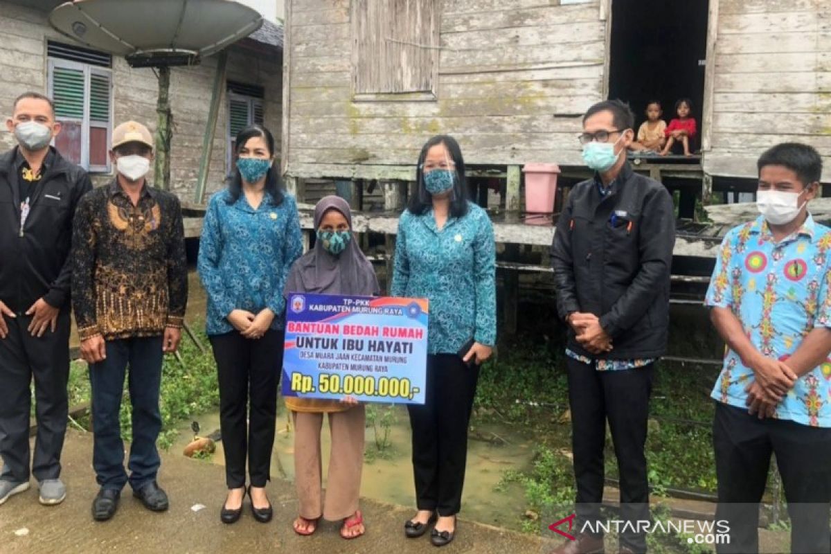 PKK Murung Raya serahkan bantuan bedah rumah