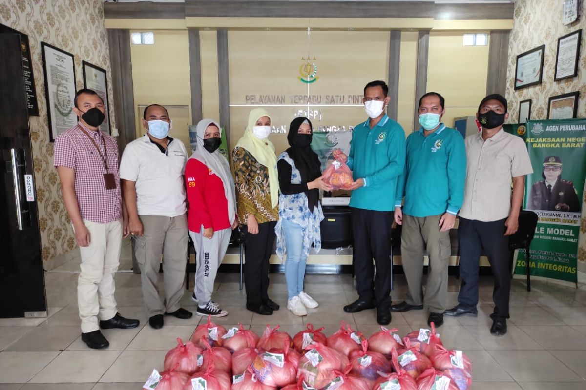 Kejaksaan Negeri Bangka Barat salurkan bantuan paket sembako