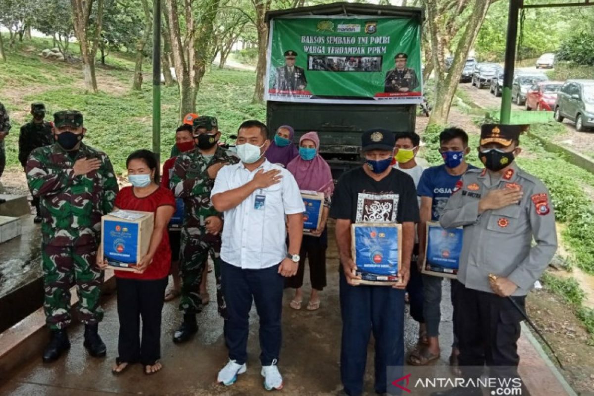 TNI-Polri bersama Bank Mandiri bagi sembako kepada warga di Kendari
