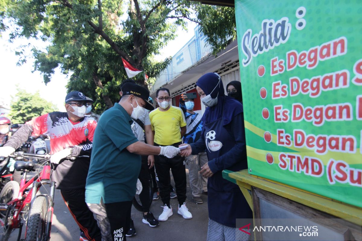 Sembari bersepeda, Bupati Situbondo salurkan bansos tunai kepada pedagang kaki lima