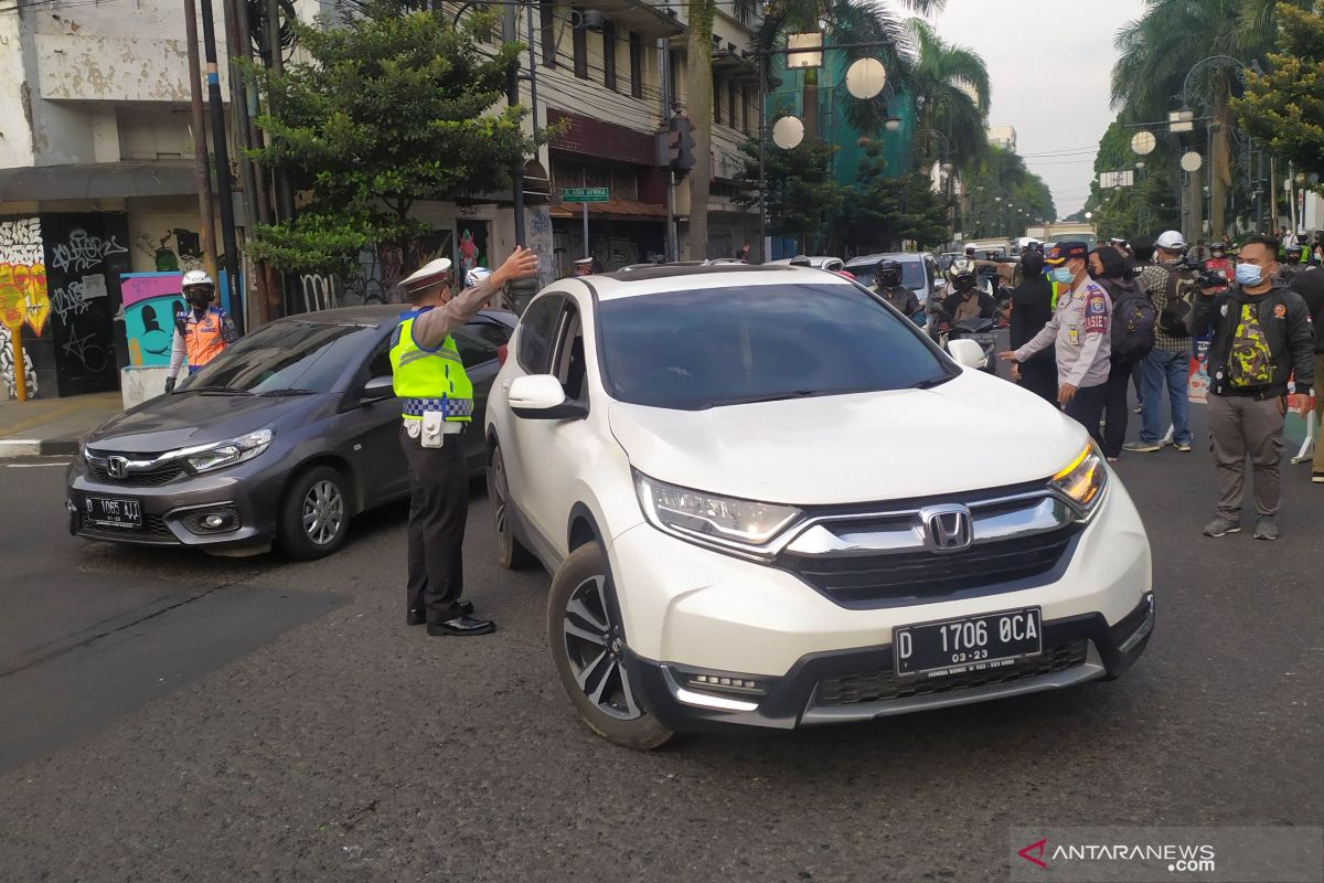 Beberapa kendaraan dikecualikan penyekatan ganjil-genap Kota Bandung