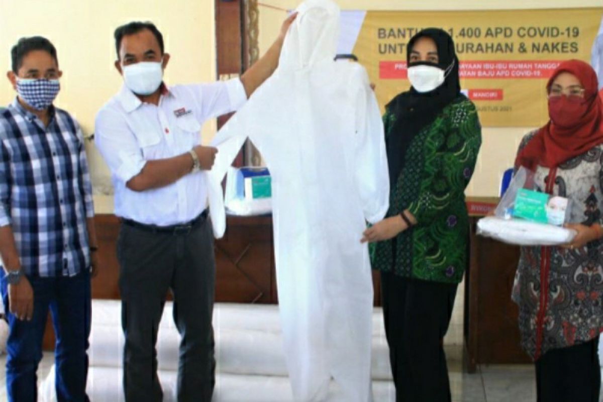 SIG gandeng 30 ibu rumah tangga produksi 1.400 baju hazmat