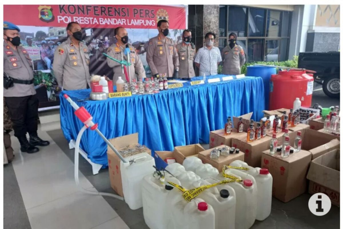 Polisi tangkap enam tersangka pengoplos minuman keras di Bandarlampung