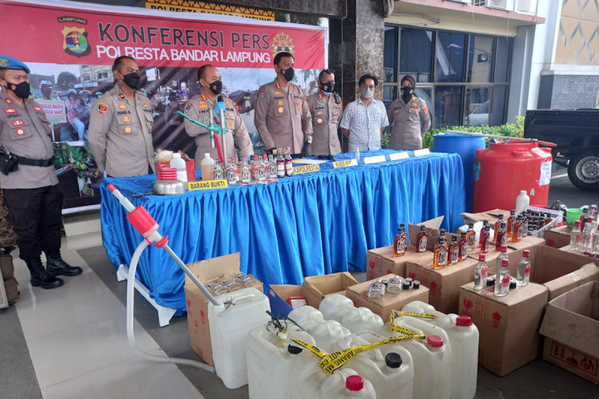 Polisi tangkap enam tersangka pengoplos minuman keras