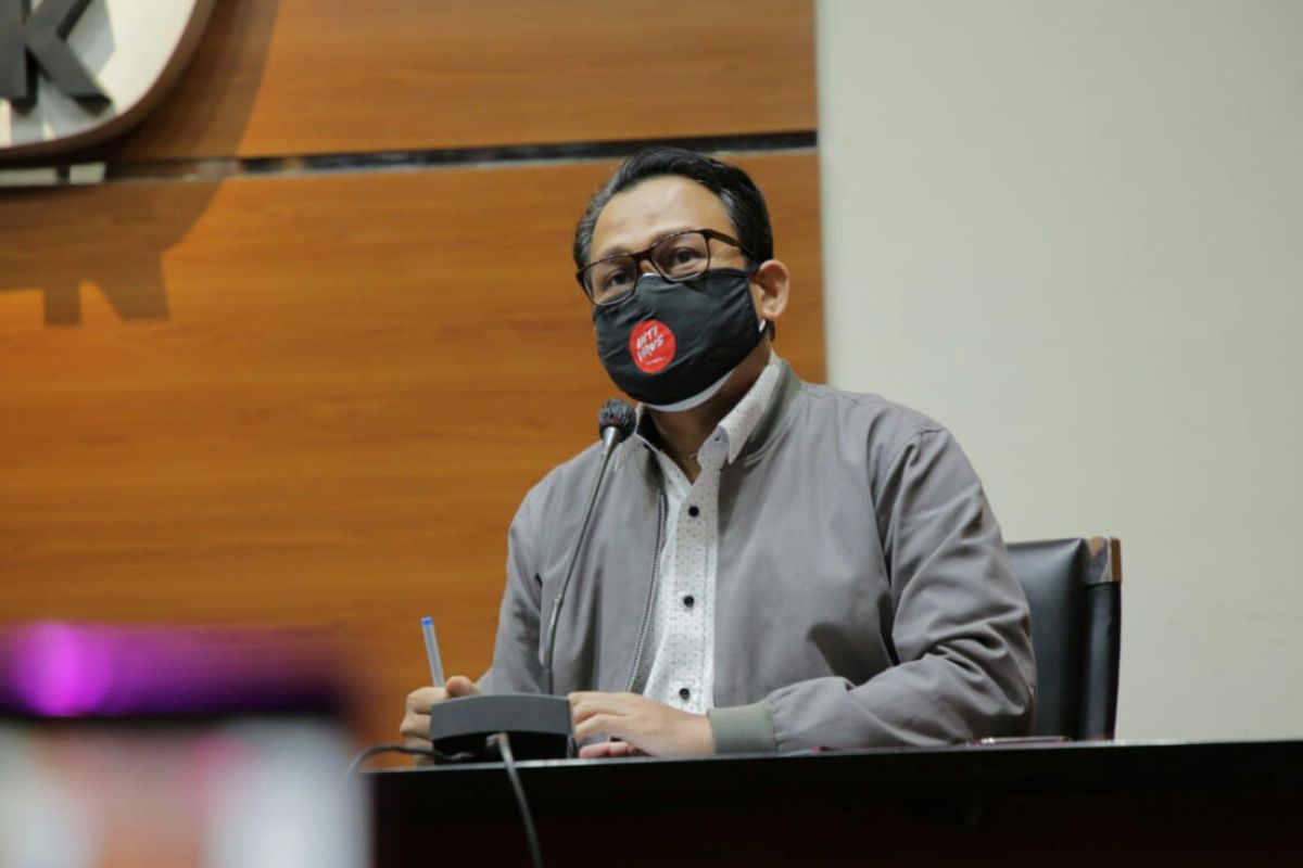 Pejabat Ditjen Pajak Dadan Ramdani diperiksa sebagai tersangka kasus suap
