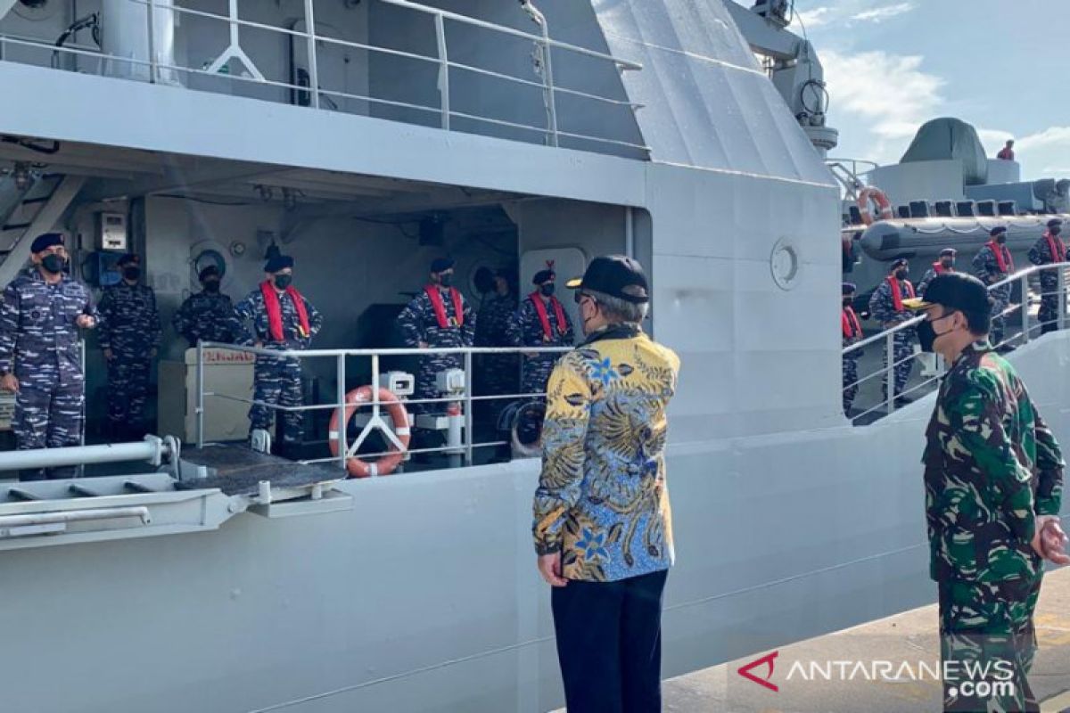 KRI Teluk Bintuni jemput 85 ton perlengkapan medis dari Singapura