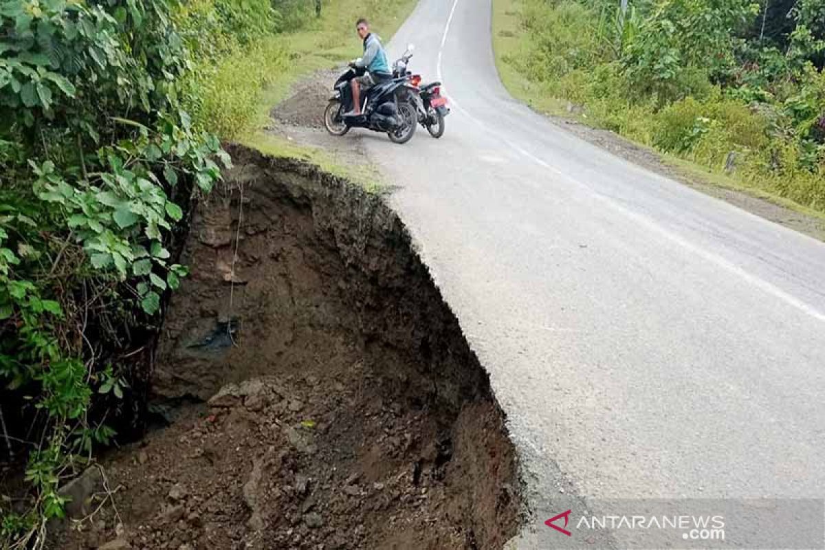 Jalan amblas karena hujan lebat, warga Simeulue diimbau berhati-hati