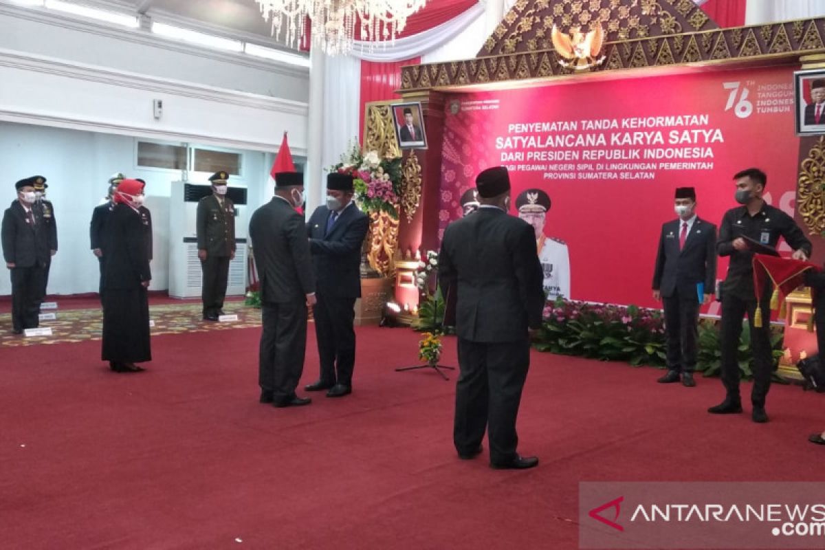 Sebanyak 198 ASN Sumsel menerima Satyalancana dari Presiden Jokowi