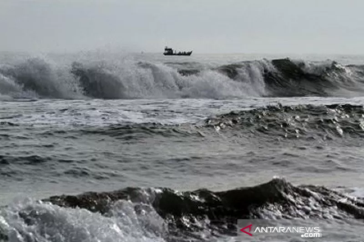 Waspada, gelombang setinggi 6 meter berpotensi terjadi di perairan Indonesia termasuk NTB