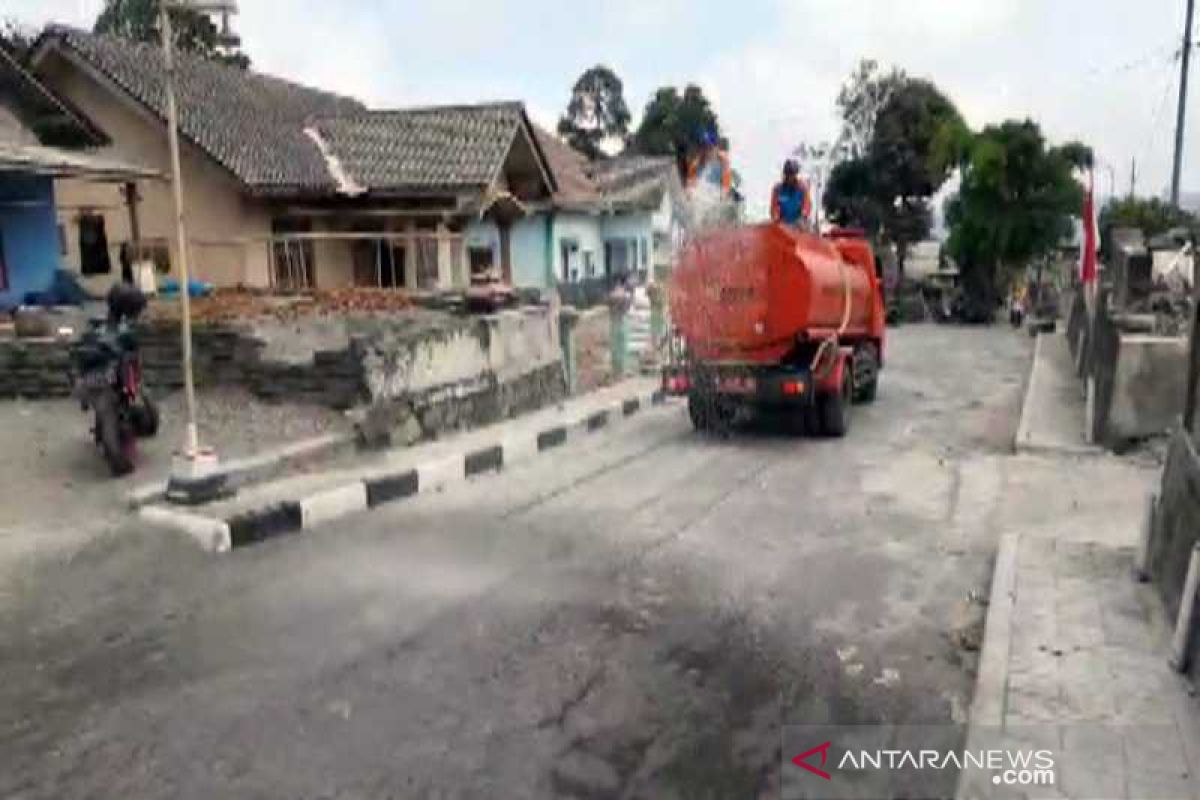 BPBD Boyolali bantu 10 tangki air bersihkan abu Merapi desa terdampak