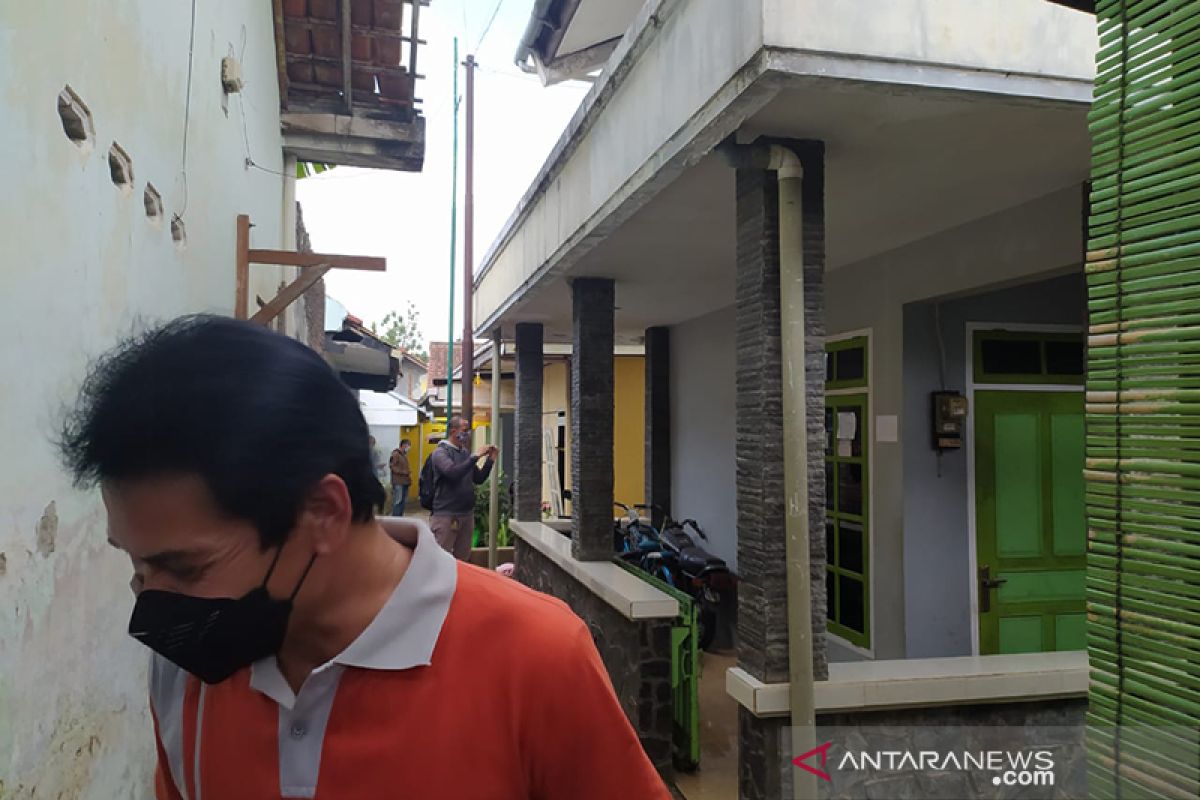 Densus 88 menggeledah rumah terduga teroris di Purwokerto
