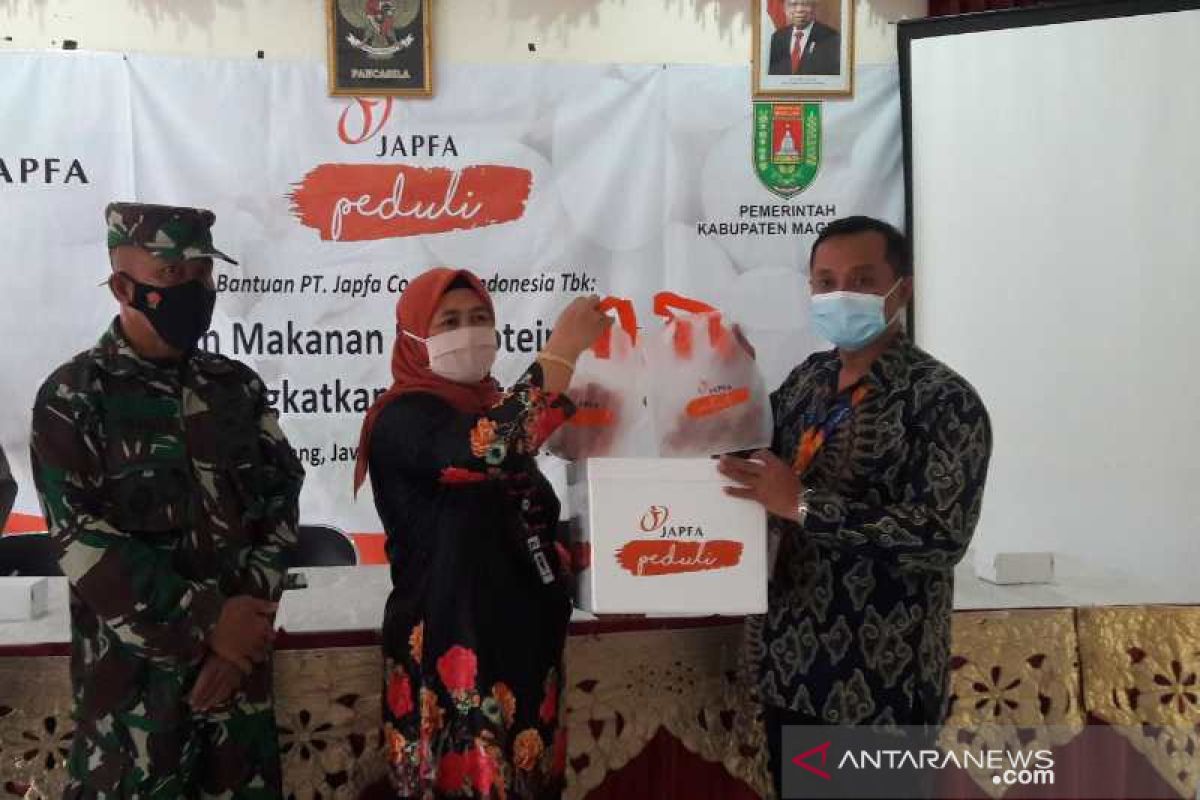 600 paket bahan makan berprotein dibagikan kepada warga isoman di Magelang