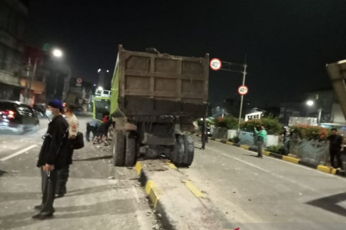 Sopir ngantuk, truk tabrak tiang rambu lalu lintas "underpass" Senen Jakarta Pusat