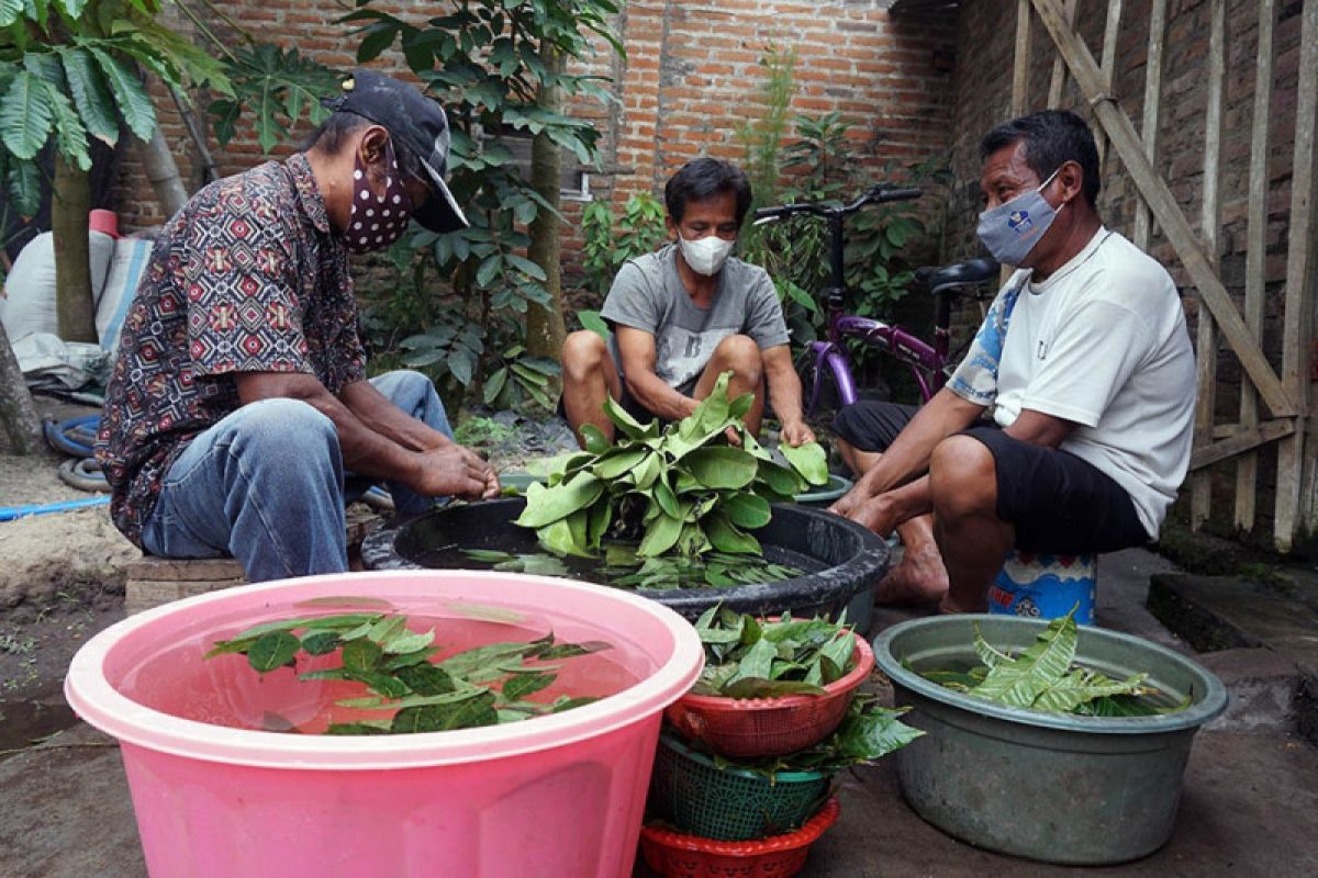 Santri Kediri bagikan ramuan Wedang Nglaban kepada warga terpapar COVID-19