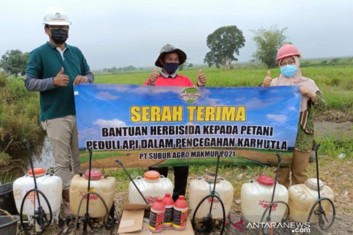 Gotong royong PT Subur Agro Makmur dan berbagi herbisida untuk petani