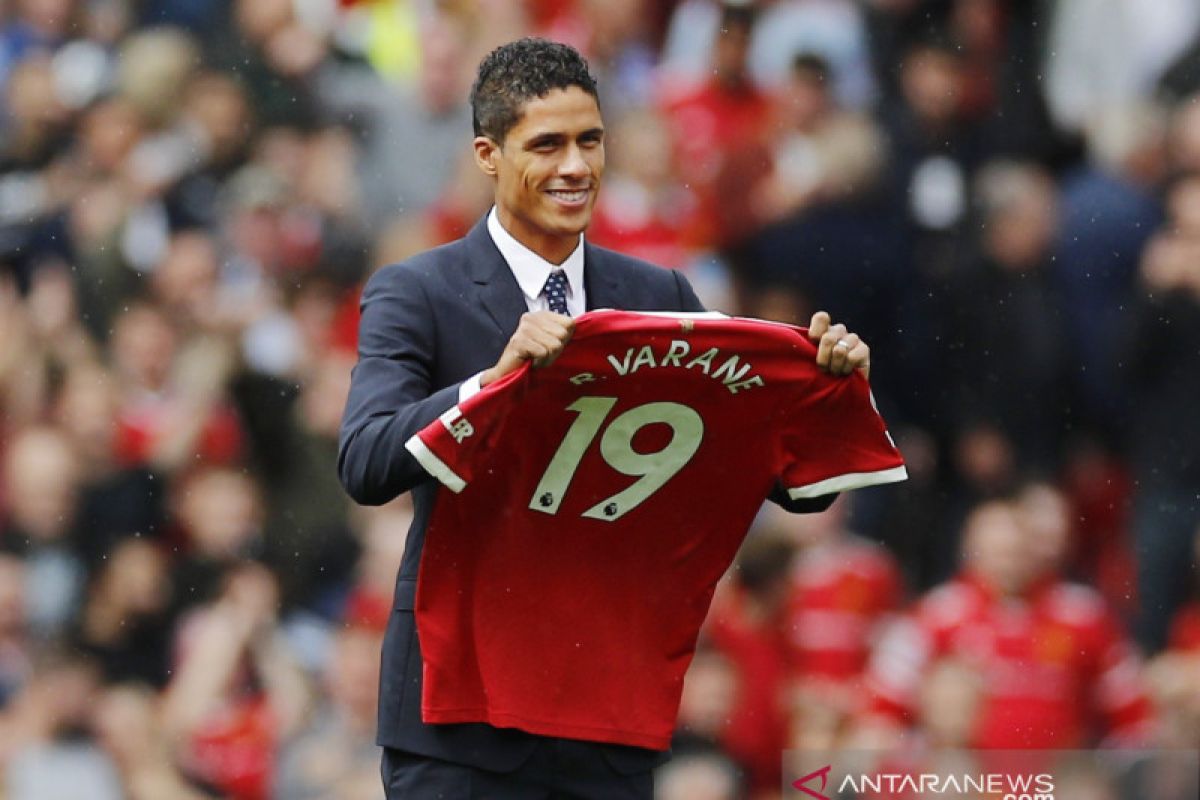 Manchester United rampungkan transfer Raphael Varane dari Real Madrid