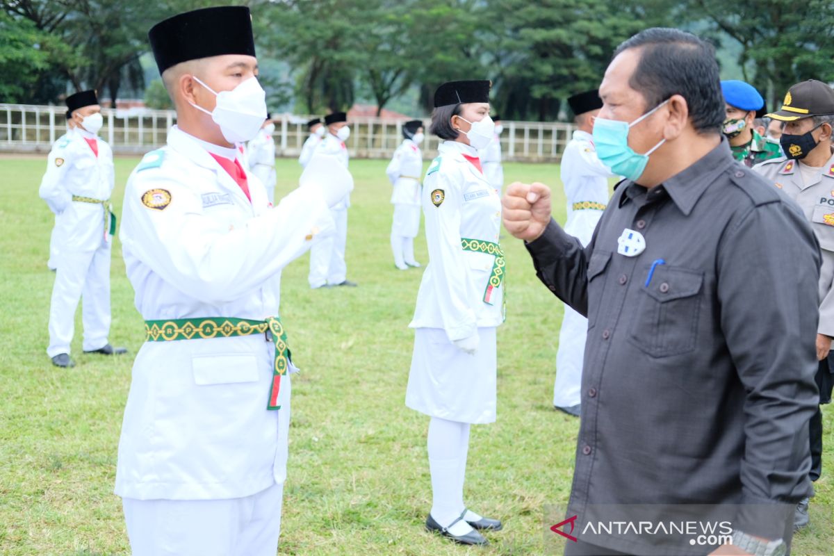 Wali Kota Padangsidimpuan kukuhkan Paskibra HUT RI ke-76