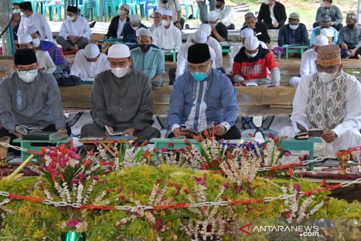 Wujud kecintaaan bupati dan OPD HSS ziarah ke makam Guru Kapuh