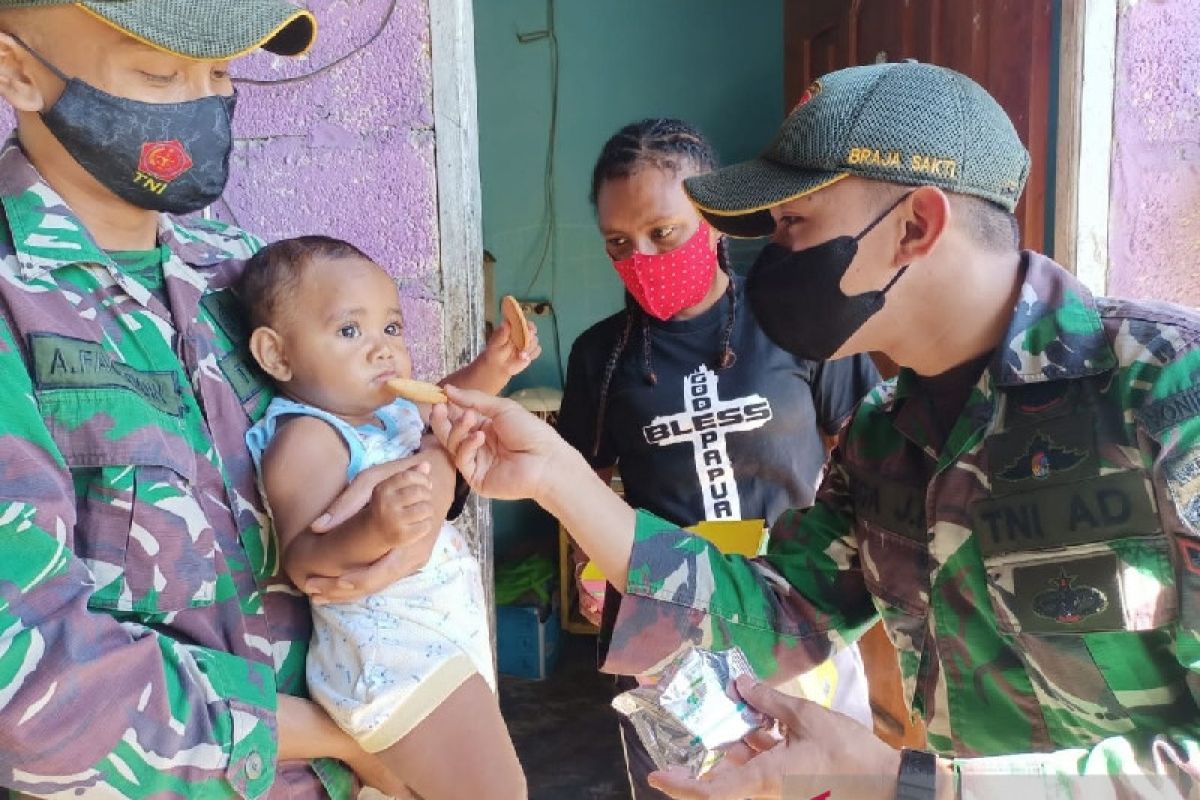 Satgas TNI Yonif 131 beri asupan gizi tambahan anak balita di perbatasan