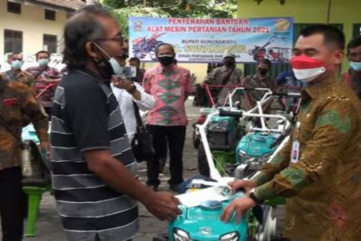 Pemkab Gunung Kidul serahkan bantuan alsintan untuk kelompok tani