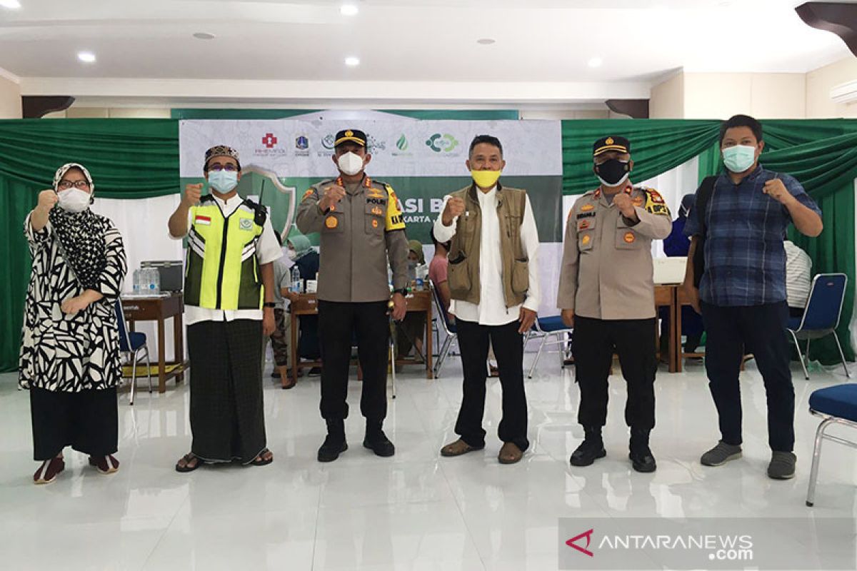 Lapangan pondok pesantren di Jagakarsa jadi lokasi vaksinasi massal