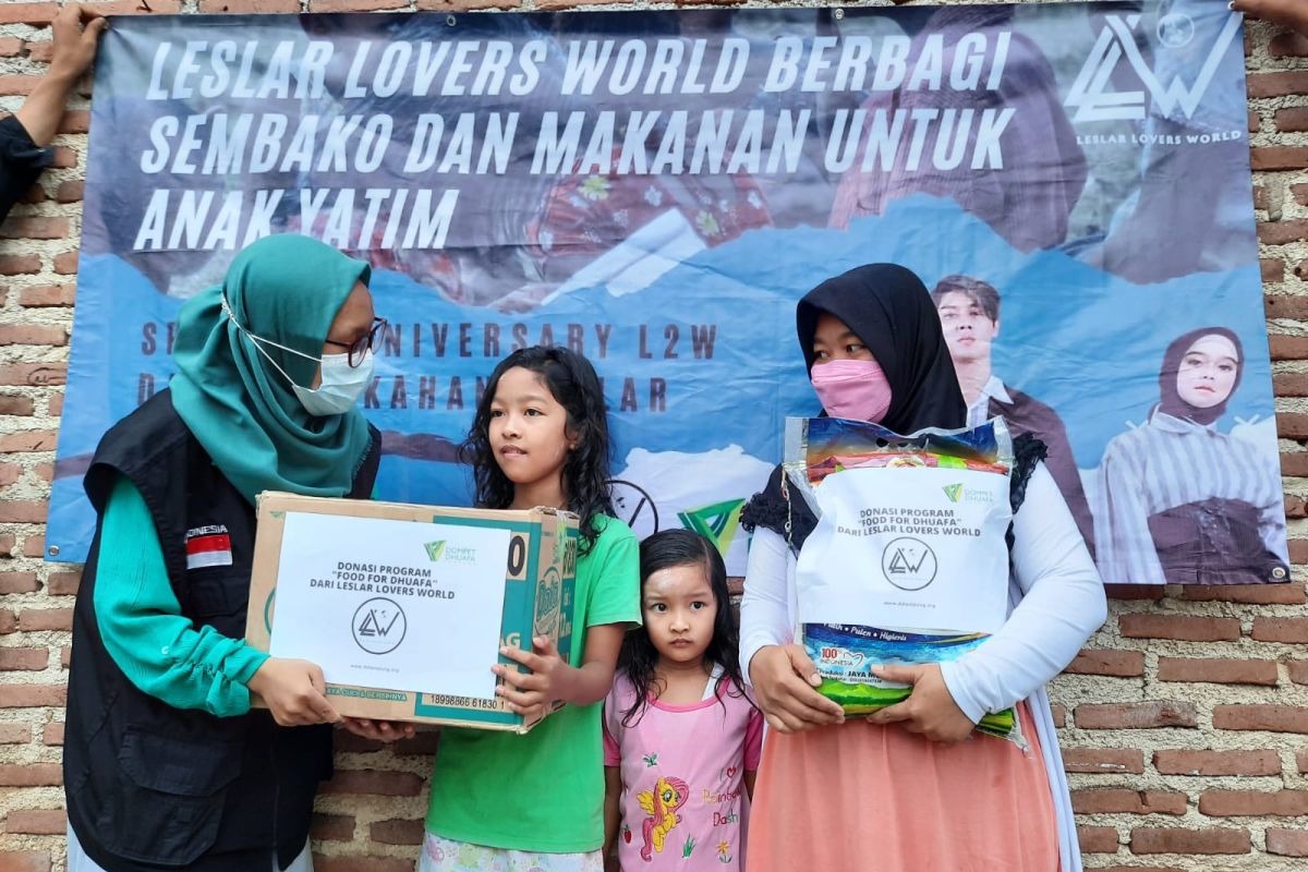 Dompet Dhuafa Lampung-Leslar Lovers World berbagi sembako kepada anak yatim dan dhuafa