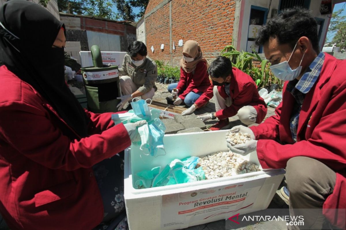 UMSurabaya ajari warga pesisir olah limbah masker dan cangkang jadi paving