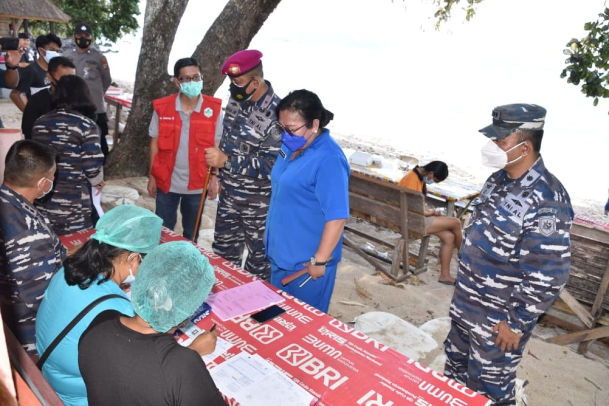 Serbuan Vaksinasi TNI AL jangkau desa pesisir Likupang Sulut