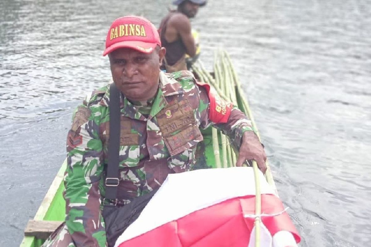 Aparat TNI di Yapen gunakan perahu bagi bendera Merah Putih ke warga Wooi Papua