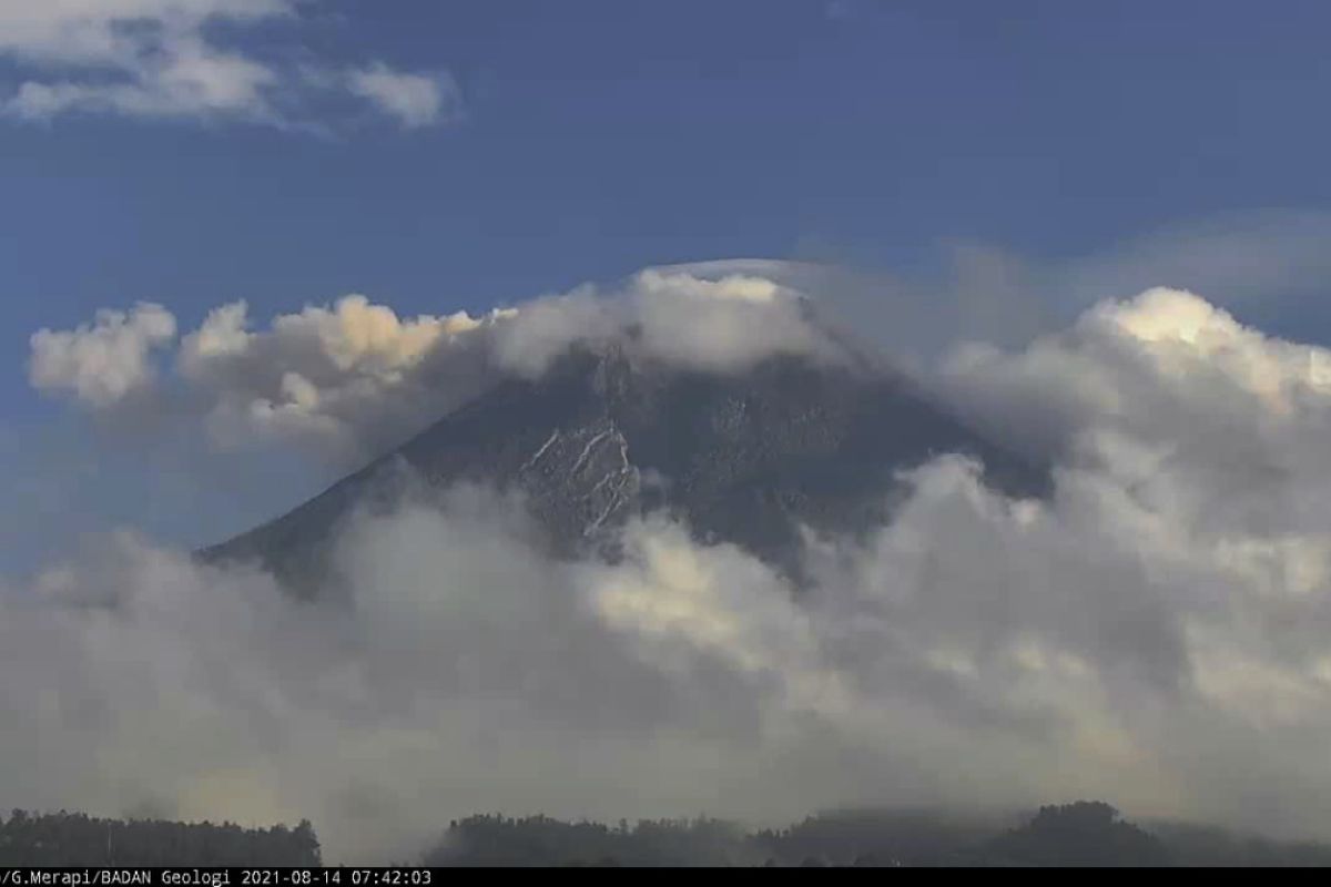 Gunung Merapi meluncurkan awan panas guguran sejauh dua kilometer