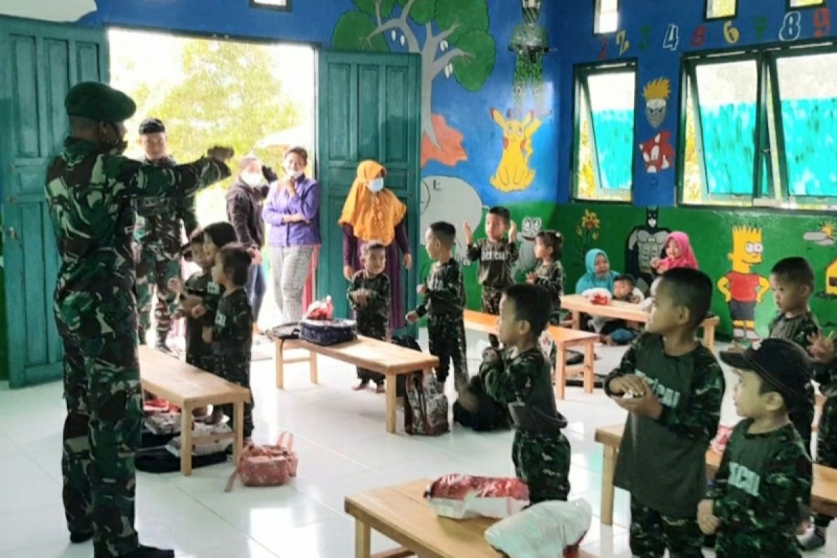 Satgas Pamtas TNI beri seragam sekolah PAUD di perbatasan