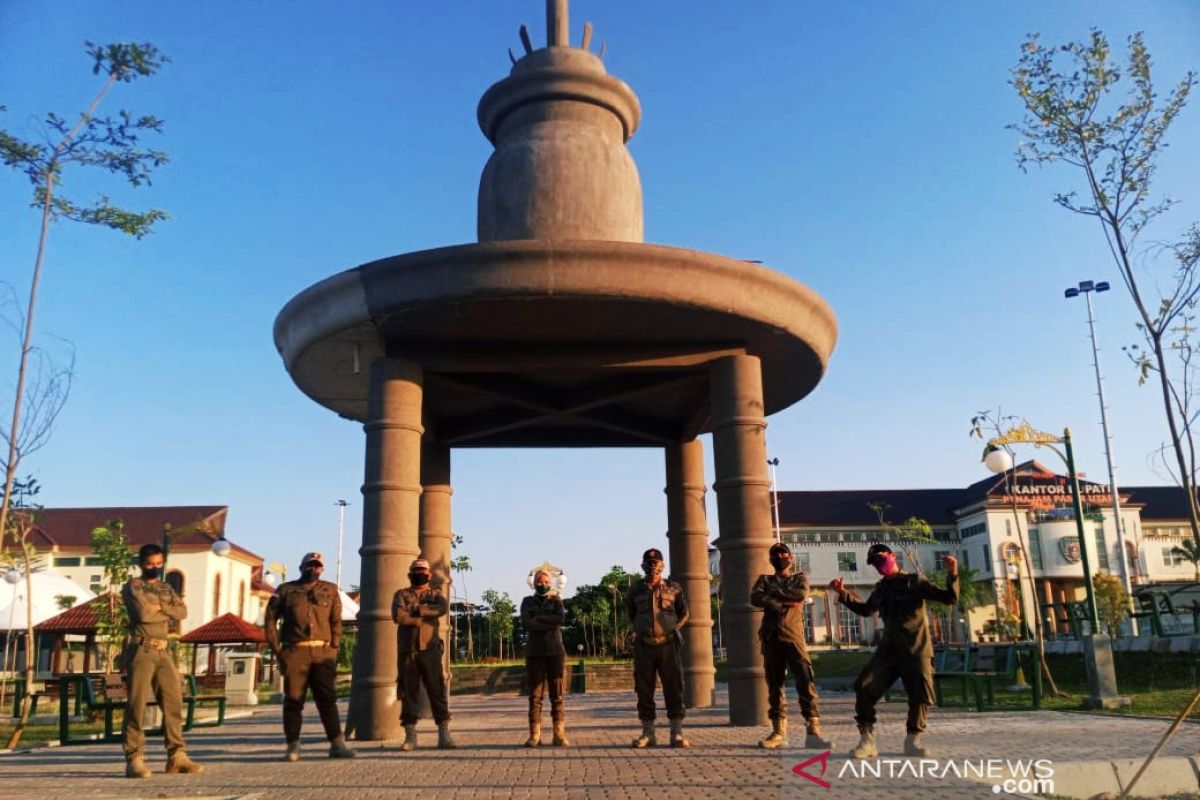 Satpol PP larang warga kunjungi Taman Kantor Bupati PPU