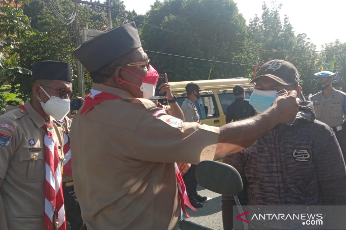 Sekda dan Pramuka bagikan masker gratis kepada warga kota Sorong