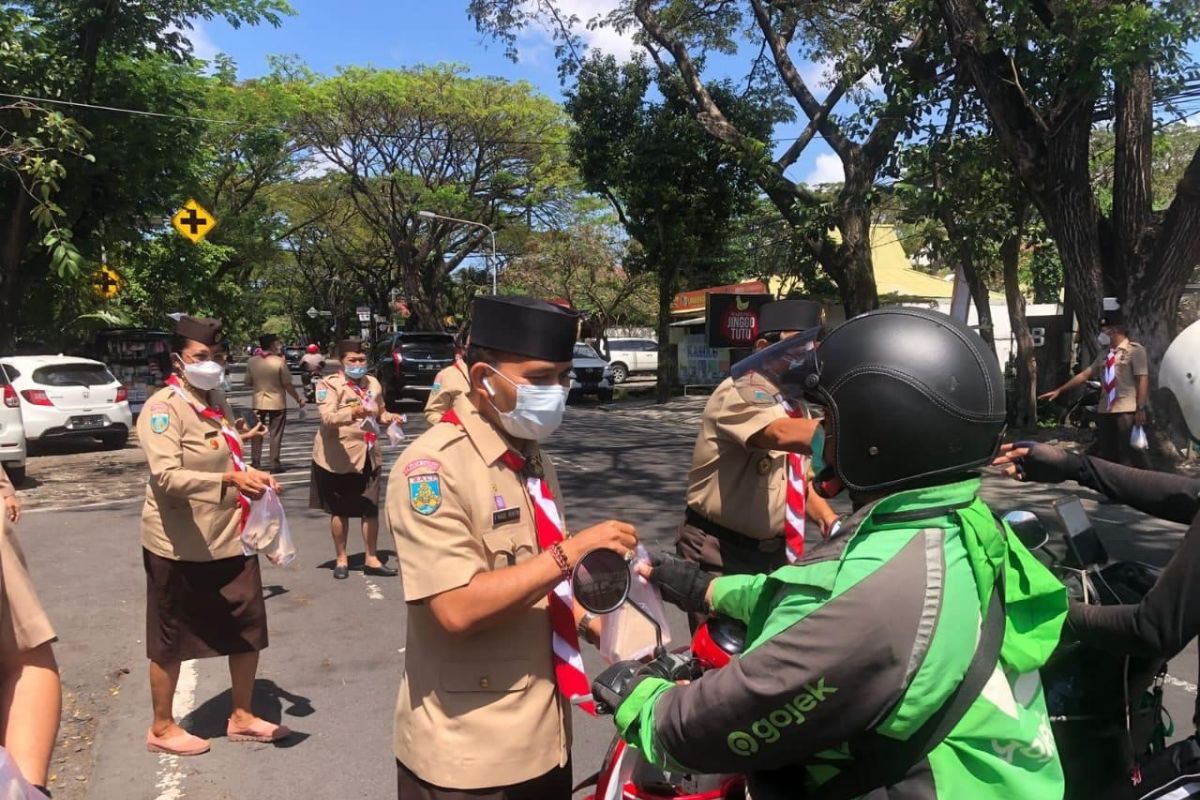 Pramuka Kwarda Bali berbagi nasi bungkus untuk warga Denpasar