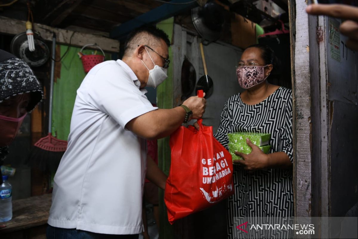 Jokowi's National Secretariat distributes commodities to villagers