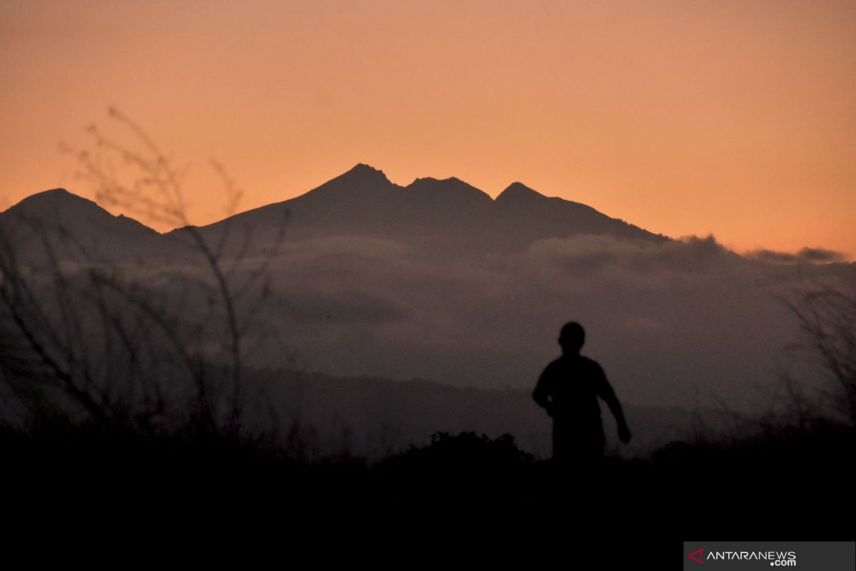 Jalur pendakian Gunung Rinjani ditutup sampai Maret 2022