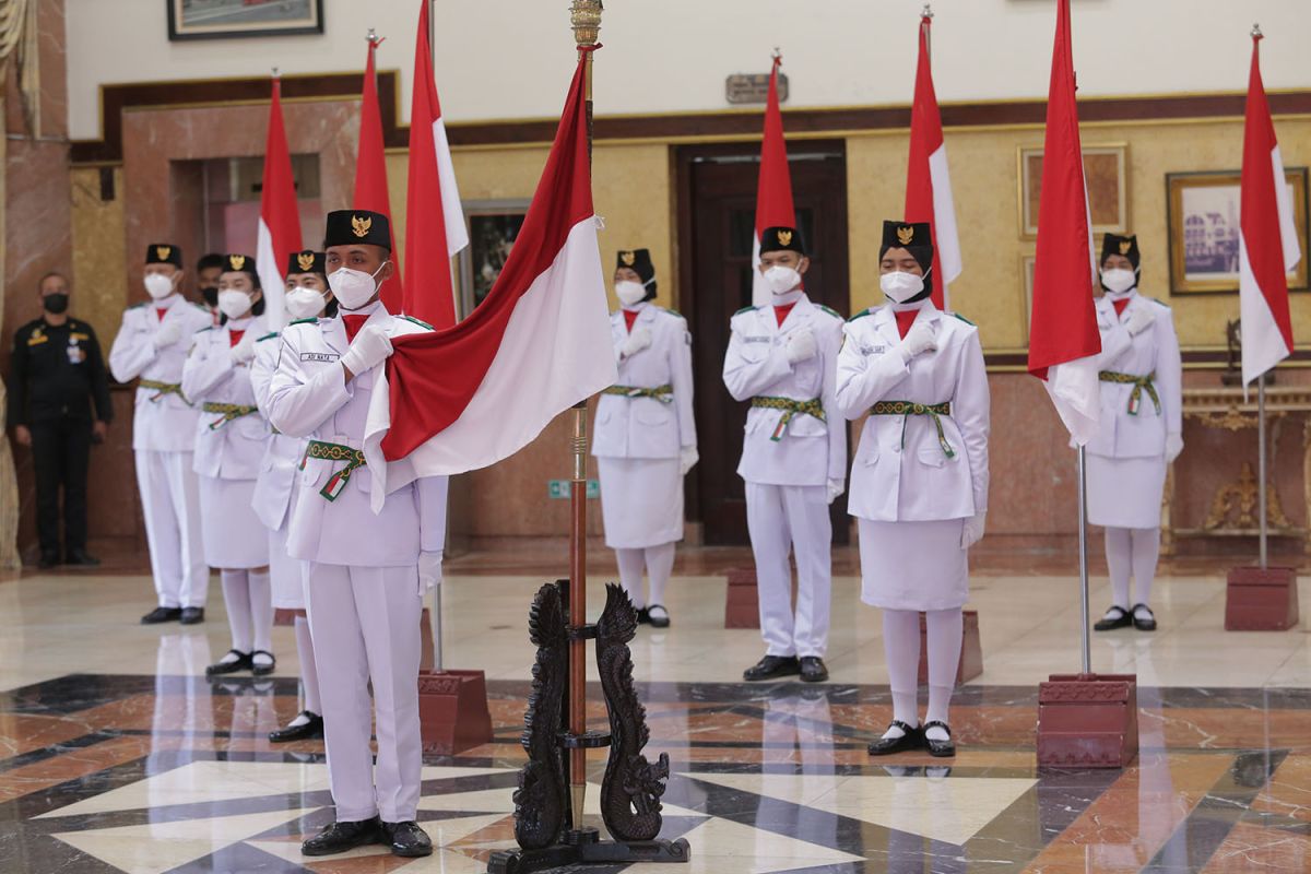 HUT ke-76 RI, Wali Kota Surabaya kukuhkan 12 anggota Paskibraka 2021