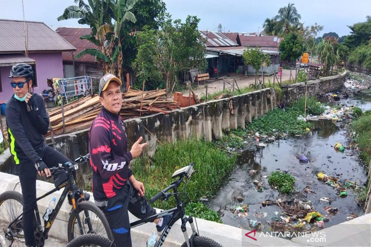 Legislator minta Pemkot Palangka Raya bersihkan sampah di dalam drainase